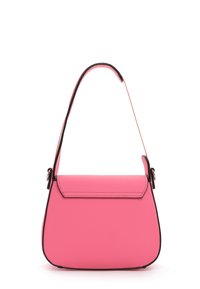 Bolso de mano sintético rosa con textura suave, forma redondeada, tapa plana y bordes en negro contrastante. Correa de hombro ajustable y única.