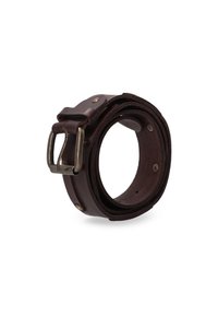 Brauner Lederbelt mit einer silberfarbigen Metallschnalle, die eine strukturierten Oberfläche und Metallnieten entlang der Kanten aufweist. Gerolltes Design.