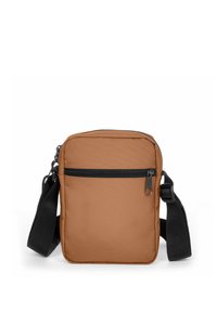 Brun rektangulær stof crossbody taske med en lynlåslomme på forsiden, sort justerbar rem og tekstureret overflade.