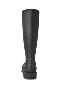Botte de pluie en caoutchouc noire, design haut, tige texturée, logo "WODEN" en relief, haut renforcé, semelle robuste avec des détails mouchetés.