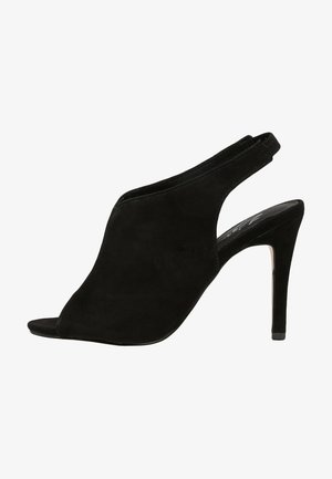 Czarne zamszowe sandały na obcasie typu slingback z odkrytymi palcami, charakteryzujące się gładką teksturą, konturowanym designem oraz szpilką.