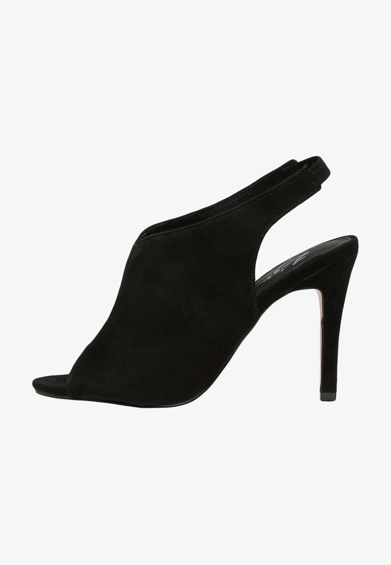 Sandales à talons en suede noir à nu-pied, avec une texture lisse, un design profilé et un talon aiguille.