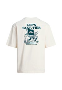 Weißes T-Shirt mit einer Grafik eines laufenden Laptops, dem Text "LET'S TAKE THIS offline" und Bergen sowie dem Schriftzug "never stop exploring" am unteren Rand.