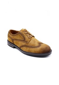 Chaussure oxford en daim tan avec des détails de brogue décoratifs, bout arrondi et semelle en cuir marron. Comprend des lacets et une texture lisse.