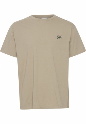T-shirt en coton beige avec un col rond et des manches courtes. Présente un petit design brodé sur la zone gauche de la poitrine. Coupe classique.