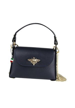 Sac à main en cuir bleu marine avec un emblème en forme d'abeille dorée, une poignée supérieure et une bandoulière en chaîne détachable. Comprend un charme en forme de drapeau italien.