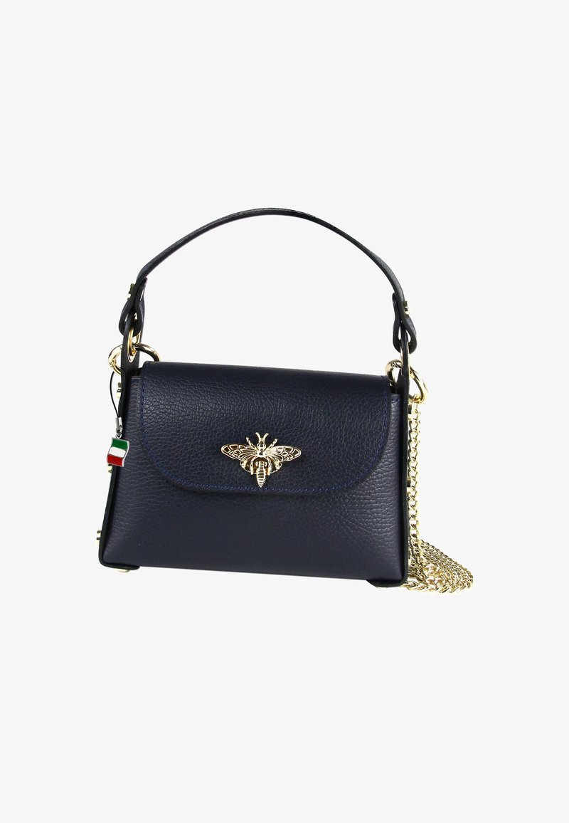 Sac à main en cuir bleu marine avec un emblème en forme d'abeille dorée, une poignée supérieure et une bandoulière en chaîne détachable. Comprend un charme en forme de drapeau italien.