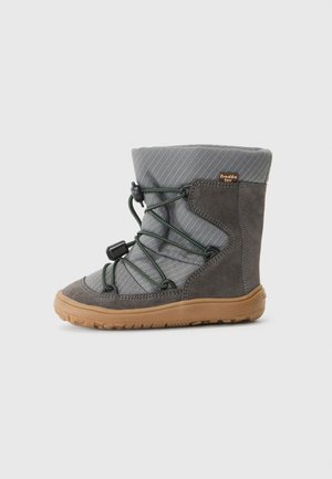 Bota de invierno gris con parte superior texturizada, materiales en gris y marrón en contraste, cordones verdes ajustables y suela de goma.