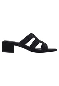 Sandale à talon noir avec trois larges sangles, un talon carré et une texture en daim doux. Design minimaliste avec un repose-pied plat.