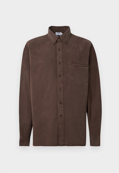 Καφέ πουκάμισο με μακριά μανίκια, κουμπιά μπροστά, με μυτερό γιακά και τσέπη στο στήθος σε μονόχρωμο φόντο.