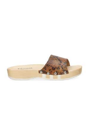 Holzschlupfsandale mit braunem Riemen in Schlangenlederoptik und silbernen Nieten auf weißer Sohle, flacher Absatz, offenes Zehendesign.