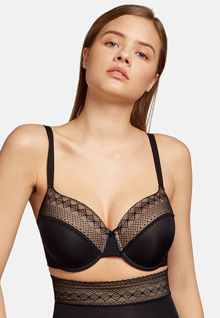 Reggiseno nero con coppe imbottite e sovrapposizione in pizzo. Presenta spalline regolabili e bordi smerlati. Tessuto liscio con dettaglio in pizzo geometrico.