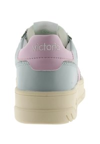 Sneaker in pelle azzurro chiaro con tallone imbottito rosa e logo bianco. Presenta una suola in gomma color crema e un design minimalista.