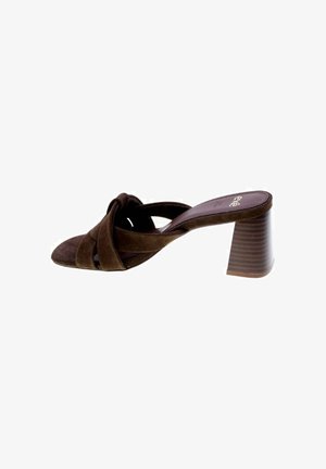 Mule in camoscio marrone con punta aperta, cinturini incrociati e tacco largo a blocco.