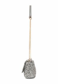 Borsa con tracolla a catena e esterno argentato testurizzato coperto di paillettes. Forma rettangolare con chiusura a patta e manico corto.