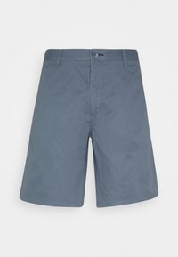 Pantalones cortos para hombre en un color azul medio, confeccionados con una suave mezcla de algodón. Cuentan con cierre de botón y un ajuste estándar con bordes rematados.