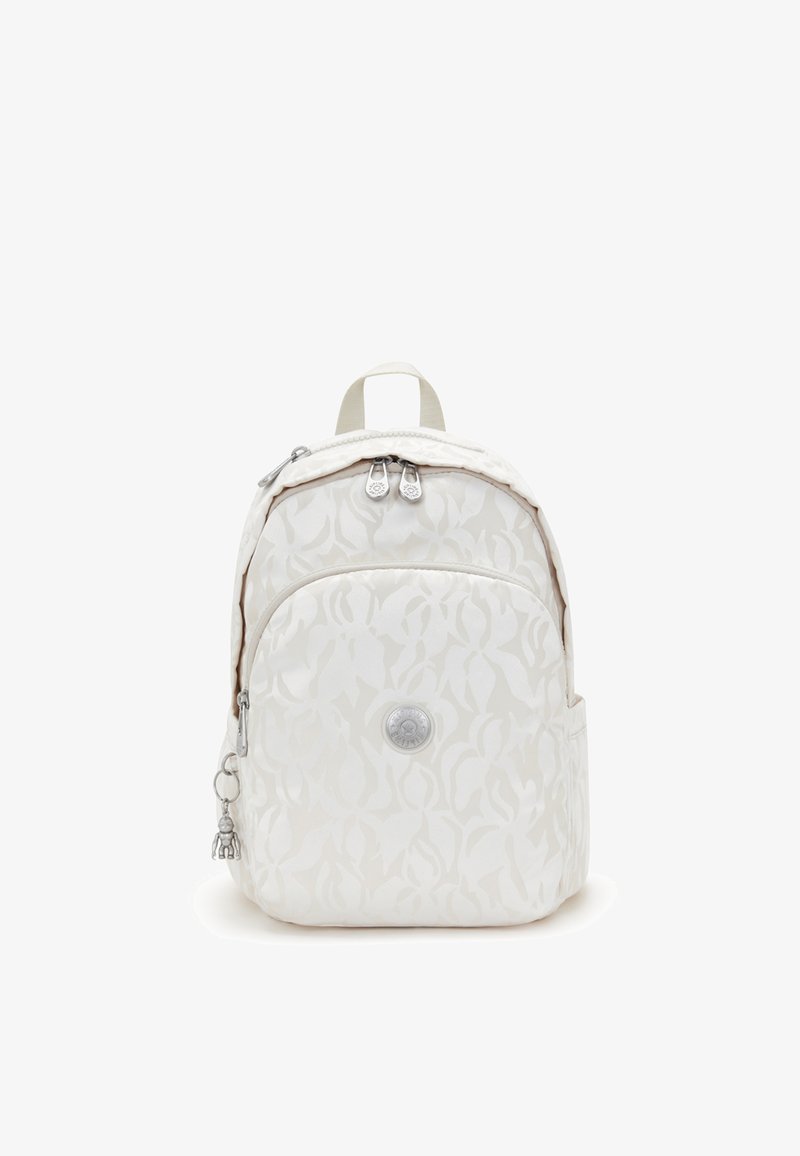 Vit ryggsäck med bladmönster, dragkedjestängning, framficka, textilmaterial och en rund logotyp framtill. Inkluderar en charm.