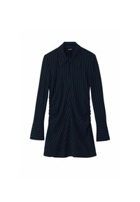 Rochie bleumarin cu dungi albe verticale, mâneci lungi, un guler mare și detaliu de pliuri pe lateral, având un design cu mâneci evazate.