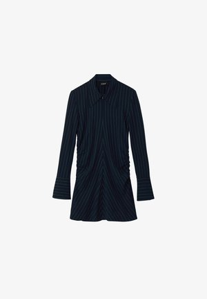 Tumes sinine kleit vertikaalsete valgete triipudega, pikkade varrukatega, suure krae ja külgede kogumise detailiga, millel on laienev varruka disain.