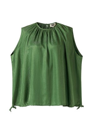 Blouse sans manches en satin vert avec encolure ronde froncée, coupe ample, fermeture par bouton à l'encolure au dos et petits liens sur les côtés de l'ourlet.