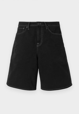 Schwarze Jeans-Shorts mit geradem Schnitt, mit kontrastierendem weißen Nähten, vorderen Taschen und einem Knopfverschluss. Glatte Textur.
