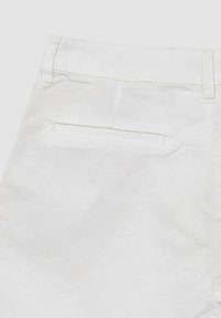 Pantaloni bianchi in cotone con una texture liscia, dotati di una tasca posteriore e un design della vita pulito. Dettagli delle cuciture visibili lungo i bordi.