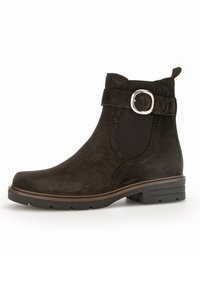 Bottine en cuir suédé marron avec des panneaux élastiques sur les côtés, accent en boucle argentée, bout arrondi et petit talon en caoutchouc pour l'adhérence.