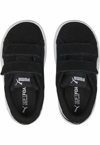 Zapatillas de ante negras con correas de velcro, suelas de goma blanca y plantillas texturizadas con la marca "SOFTFOAM".