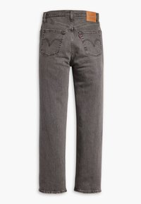 Jeans de mezclilla gris con corte recto, cinco bolsillos y un parche de cuero en la cinturilla trasera. Textura ligeramente desgastada.