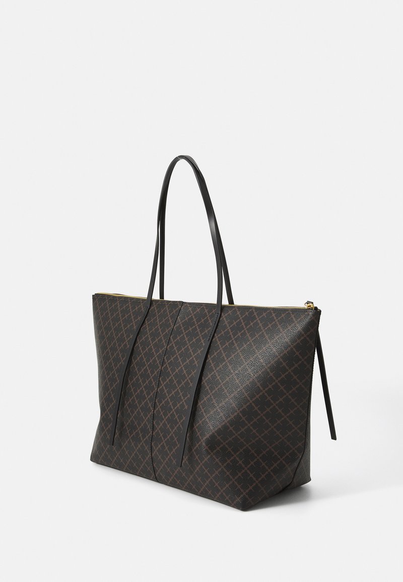 Borsa a spalla marrone con motivo, dotata di manici in pelle nera, chiusura con zip e un ampio interno. Finitura testurizzata con design geometrico.