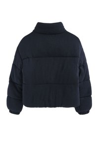 Chaqueta acolchada de color azul marino con un cuello alto, que presenta un diseño acolchado, puños elásticos y una silueta corta. Tejido suave y texturizado.