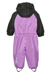 Lila en zwarte lichtgewicht regenpak met een elastische taille, elastische manchetten, een capuchon en een logodetail op het linkerpant. Waterdicht materiaal.