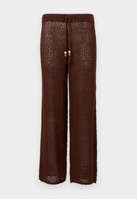 Pantalones anchos de punto marrón con cintura ajustable y acentos de cuentas de madera. La tela es semi-translúcida con un patrón texturizado.