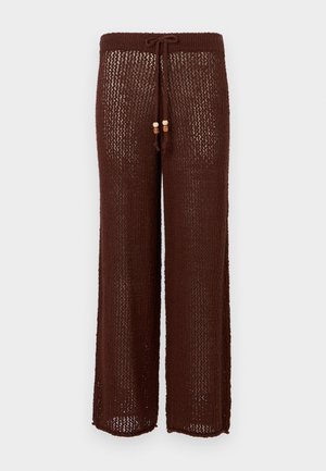 Pantalons en maille marron à jambes larges avec taille à cordon de serrage et accents en perles en bois. Le tissu est semi-transparent avec un motif texturé.