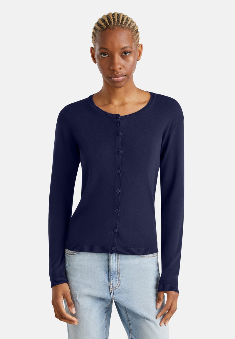 Náměsíčná modrá kardigan vyrobená z pletené látky, s dlouhými rukávy, kulatým výstřihem a předním zapínáním na knoflíky; má ribbovaný lem a manžety.