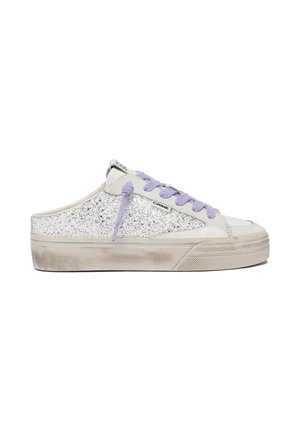Sneaker bianca slip-on con glitter argento, lacci lavanda e suola in gomma beige consumata, con etichetta "CRIME" sul pannello laterale.