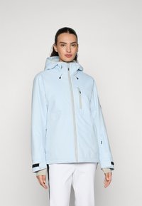 Gaiši zils ūdensizturīgs jaku ar kapuci, priekšējo rāvējslēdzēju, krūšu kabatu un elastīgām piedurknēm. Gluda tekstūra, nedaudz brīvā piegriezumā un minimāli akcenti.