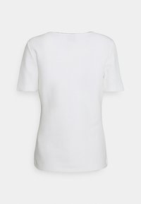 Top corto bianco a maniche corte con scollatura rotonda e texture liscia, dal design semplice e minimalista, senza motivi o dettagli visibili.