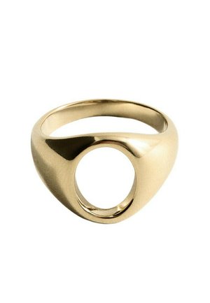 Metallring in Goldton mit breitem Band und großem, rundem offenem Zentrum, poliert mit reflektierender, glatter Oberfläche.