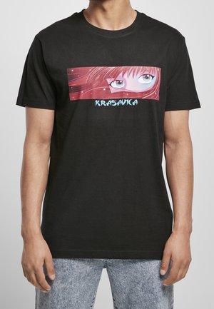 Osoba nosząca czarną koszulkę z grafiką oczu w stylu anime i czerwonych włosów oraz słowem "KRASAVICA" pod grafiką.