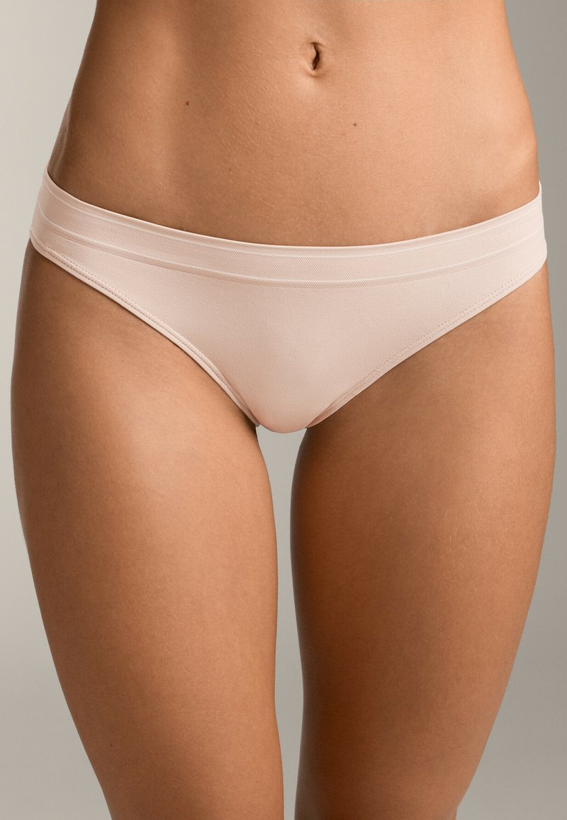 Világos rózsaszín bikini alsó, sima textúrával és széles, egyszínű derékkal. Minimalista dizájn, látható varratok vagy minták nélkül.