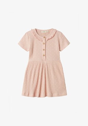 Jasnoróżowa sukienka na krótki rękaw z teksturowanej tkaniny, z falbaniastego kołnierza i pięcioma drewnianymi guzikami z przodu.