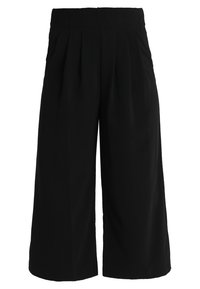 Černé plisované kalhoty culottes z lehké látky. Mají široký střih nohavic, elastický pas a hladkou texturu.