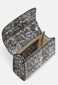 Portafoglio a busta rettangolare con un esterno texturizzato bianco e nero, chiusura a scatto, interno crema e tasca interna. Finiture color argento.