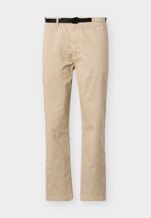 Beżowe spodnie o prostych nogawkach z czarnym regulowanym paskiem, elastycznym paskiem na jednej stronie oraz ozdobnymi szwami z przodu.