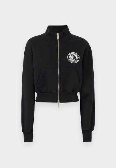 Sudadera corta negra con cuello alto, cremallera frontal, dos bolsillos y un parche gráfico blanco con un diseño de caballo.