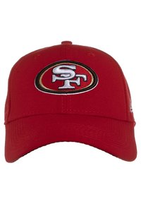 Rote Baseballmütze mit einem gestickten ovalen Logo, das weiße "SF"-Buchstaben zeigt, die von Schwarz und Gold umrandet sind.