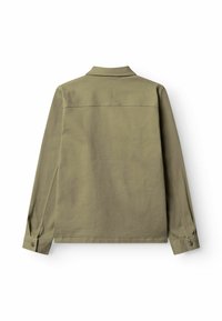 Olivengrøn langærmet skjortejakke med knapmanchetter, lige kant og en søm tværs over den øverste del af ryggen.