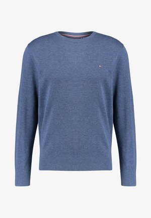 Pull à manches longues bleu à col ras du cou avec petit logo rouge, blanc et bleu sur la poitrine gauche, poignets et ourlet côtelés, sans motifs.