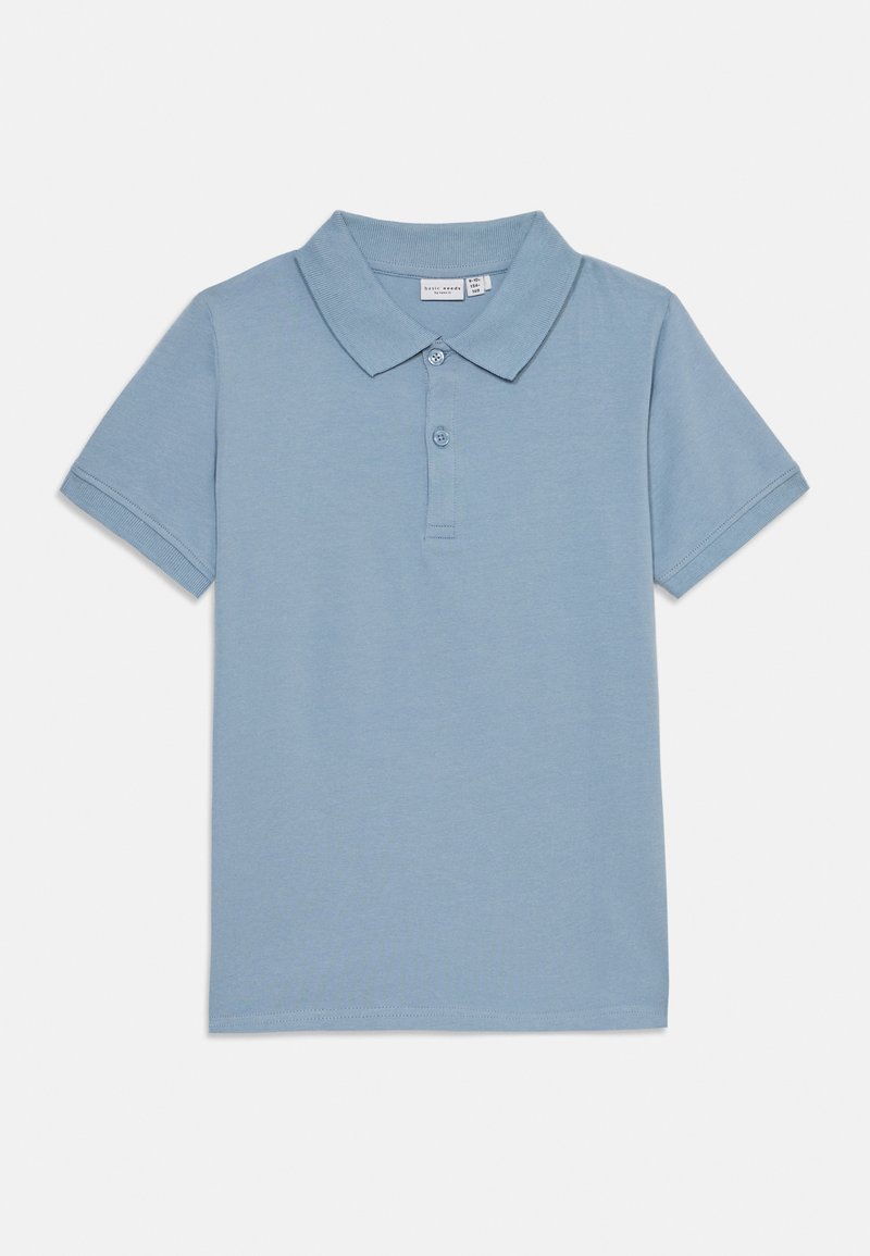 Ανοιχτό μπλε πόλο πουκάμισο από βαμβάκι, με κλασικό γιακά, πλακέτα δύο κουμπιών και κοντά μανίκια με λεία υφή.